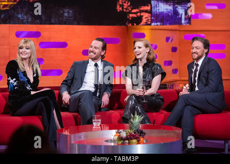 (Da sinistra a destra) Sophie Turner, Michael Fassbender, Jessica Chastain e James McAvoy durante le riprese del Graham Norton Show alla BBC Studioworks 6, Centro Televisivo, Wood Lane, Londra, per essere messo in onda su BBC One il venerdì sera. Foto Stock