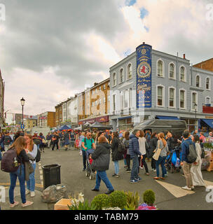 Londra il Mercato di Portobello e la folla a BLENHEIM CRESCENT Foto Stock