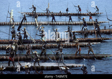 Asmat persone: gruppi etnici che vivono nella provincia di Papua di Indonesia, lungo il mare Arafura. Visualizzazione delle canoe a Agats- Sjuru. Fotografia scattata da F Foto Stock