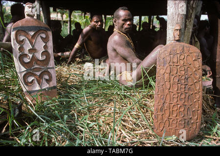 Asmat persone: gruppi etnici che vivono nella provincia di Papua di Indonesia, lungo il mare Arafura. Asmat scultori e il loro lavoro. Villaggio di Pirien. Photog Foto Stock