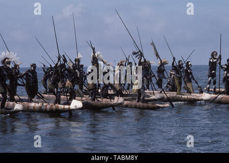 Asmat persone: gruppi etnici che vivono nella provincia di Papua di Indonesia, lungo il mare Arafura. Asmat canoe a Bewar Laut. Fotografia scattata da Francois Foto Stock