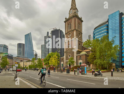 Londra La città di Londra ST BOTOLPHS CHIESA ALDGATE piazza circondata da grattacieli Foto Stock