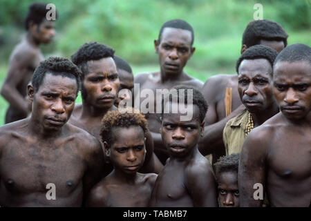 Asmat persone: gruppi etnici che vivono nella provincia di Papua di Indonesia, lungo il mare Arafura. Asmat uomini e ragazzi, villaggio di Pirien. Fotografia scattata Foto Stock