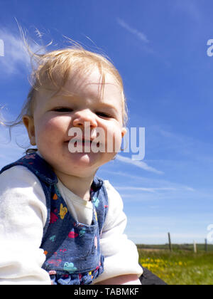Baby girl giocare al di fuori in estate, REGNO UNITO Foto Stock