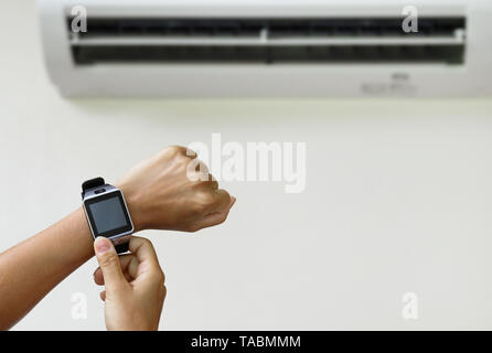 Il controllo del clima in casa con un smartwatch Foto Stock