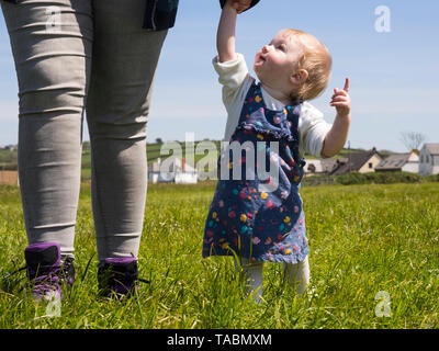 Un anno vecchia ragazza cerca fino a sua madre. Foto Stock