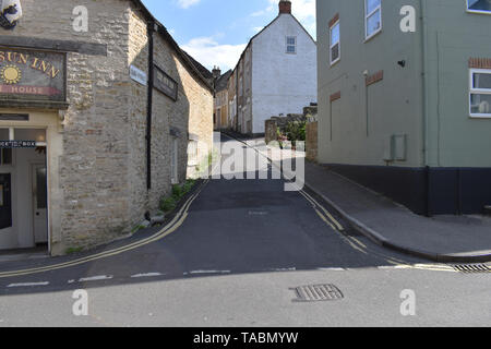 L'angolo di High St e St Catherine Street a Frome, Somerset, Regno Unito Foto Stock