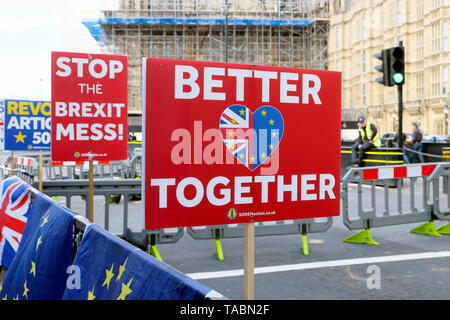 Arrestare il BREXIT pasticcio! E MEGLIO INSIEME UE rimangono BREXIT SODEM anti-poster Brexit targhetta bandiere e striscioni sulle barriere in strada al di fuori della sede del parlamento di Westminster Londra Inghilterra REGNO UNITO 21 maggio 2019 KATHY DEWITT Foto Stock