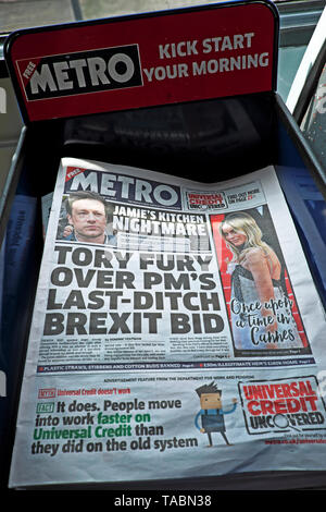 Giornale Metro prima pagina dei giornali "TORY furia su PM'S DISPERATO OFFERTA BREXIT' di Theresa Maggio per ottenere un accordo di ritiro il 22 maggio 2019 nell'accumulo di un conservatore Tory leadership contest in quotidiani su una edicola Westminster Londra Inghilterra REGNO UNITO Foto Stock