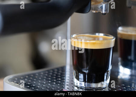 Fresca di caffè espresso all'interno di un bicchiere piccolo Foto Stock