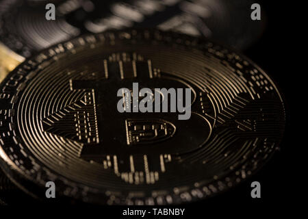 Close up Bitcoin. Digital cryptocurrency coin dettaglio vista macro. Denaro digitale. Foto Stock