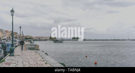 Zakynthos Greece - Aprile 2019 : uomo a camminare su una lunga passeggiata sul lungomare Foto Stock