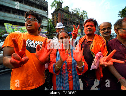 I sostenitori del BJP sono visti gesti un segno del segno di vittoria dopo aver udito il risultato elettorale dell India in Kolkata. Bharatiya Janata Party (BJP) vince le elezioni in Kolkata, India. Foto Stock