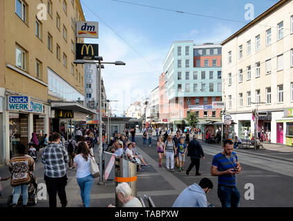 Su Quellenstrasse nella cosmopolita Favoriten distretto di Vienna Foto Stock