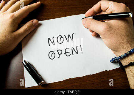 Segno di Testo mostra ora aperta. Business photo testo lasciare la porta o windows non chiuso o bloccato in questo momento attuale vista ravvicinata maschio a mani vuote di scrittura Foto Stock