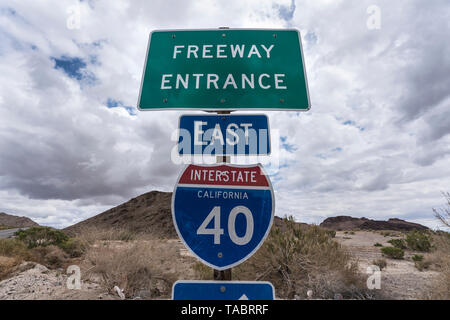 Interstate 40 East freeway sul segno di rampa vicino Mojave National Preserve nella California Meridionale. Foto Stock