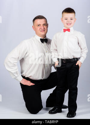 Fiducia e valori. Patrizia moda maschile. bambino felice con il padre. business meeting parte. Il padre ed il figlio in abito formale. tuxedo stile. ragazzino con papà imprenditore. Il giorno della famiglia patrizia. concetto. Foto Stock