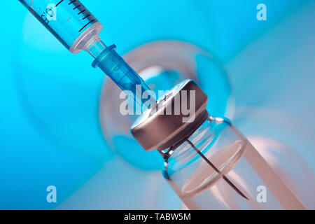 Flaconcino di vaccino influenza della dose di farmaco shot ago della siringa,concetto medico la vaccinazione iniezione ipodermica Foto Stock