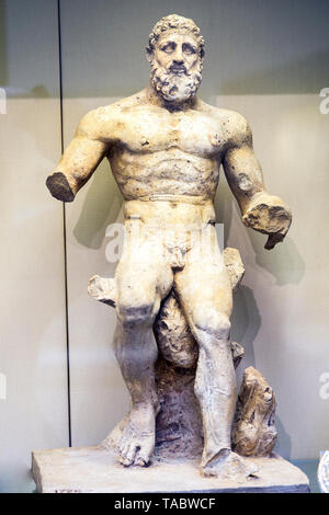 Statua di pietra calcarea di Ercole in appoggio su di una roccia Roman 2° o agli inizi del III secolo D.C. Foto Stock