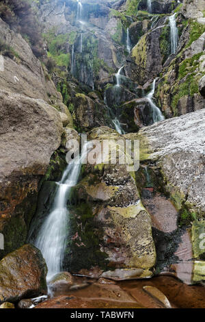 Serie di cascate che scorre verso il basso sulle rocce di montagne Comeragh nella Contea di Waterford, Irlanda. Foto Stock