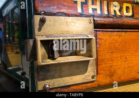 Tradizionale vecchio stile vintage e sbattere la porta con un fermo su un vecchio treno a vapore classe terza / terza classe di trasporto. Isle of Wight Steam Railway. Regno Unito. (99) Foto Stock