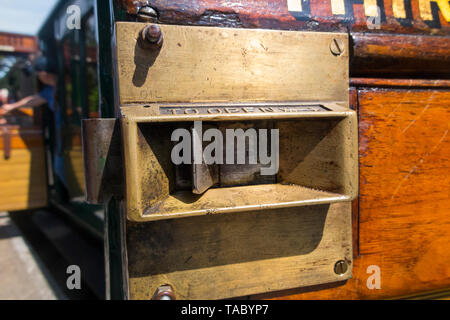 Tradizionale vecchio stile vintage e sbattere la porta con un fermo su un vecchio treno a vapore classe terza / terza classe di trasporto. Isle of Wight Steam Railway. Regno Unito. (99) Foto Stock