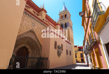 La facciata della chiesa di S. Anna, ex Cattedrale di Siviglia, al quartiere di Triana , Siviglia. Foto Stock