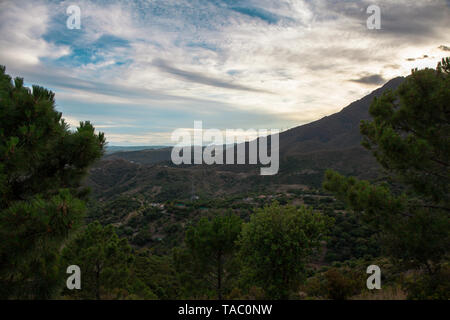 Paesaggio. Vista sulle montagne e sul mare dal ponte di osservazione della città di Estepona. Foto Stock