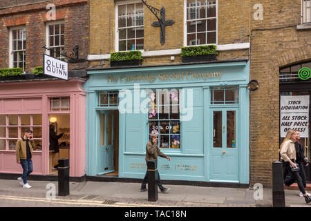 Il 3 maggio 2019, Covent Garden, Londra: Negozio esterno del Cambridge sacchetta Company shop in Neal Street, Covent Garden di Londra, Regno Unito Foto Stock