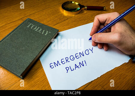 Conceptual la scrittura a mano che mostra il piano di emergenza. Concetto significato azioni sviluppate per ridurre i danni di potenziali eventi uomo documento di scrittura sulla scheda di legno Foto Stock