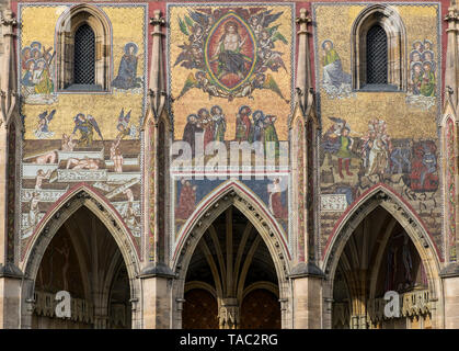 Il mosaico del Giudizio Universale al Golden Gate sulla Cattedrale di San Vito, Praga, Repubblica ceca, l'Europa. Foto Stock