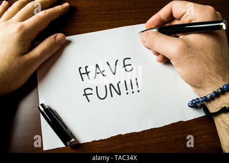 Segno di testo che mostra il divertimento. Business photo testo qualcuno desideri una buona e piacevole quando fanno qualcosa di vista ravvicinata maschio a mani vuote di scrittura st Foto Stock