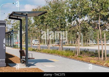 Maggio 2019 Syd, Australia: uno dei nuovi autobus si ferma alla stazione di Kellyville interconnessa con la nuova Metropolitana di Sydney Nord-ovest linea ferroviaria apertura 26 maggio Foto Stock
