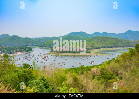 Lago di montagna paesaggio del fiume montagna verde con bambù houseboat zattera galleggiante guardando dal punto di vista / a HuayKraTing Loei Thailandia Foto Stock