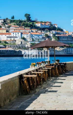Il Portogallo, Porto, fiume Douro, tavoli di un ristorante Foto Stock