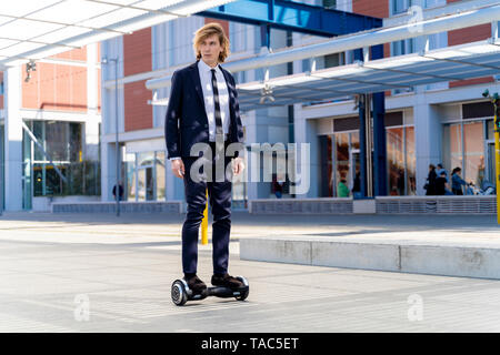 L'Italia, Firenze, giovane imprenditore hoverboard equitazione nella città Foto Stock