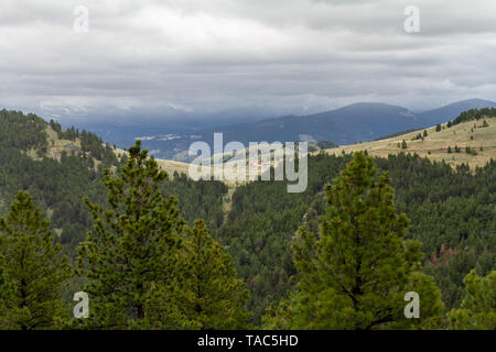 Montana paesaggio con una skiff di nuovo neve di primavera, Helena, Central Montana, Northern Rockies, STATI UNITI D'AMERICA Foto Stock