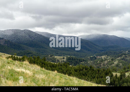 Montana paesaggio con una skiff di nuovo neve di primavera, Helena, Central Montana, Northern Rockies, STATI UNITI D'AMERICA Foto Stock