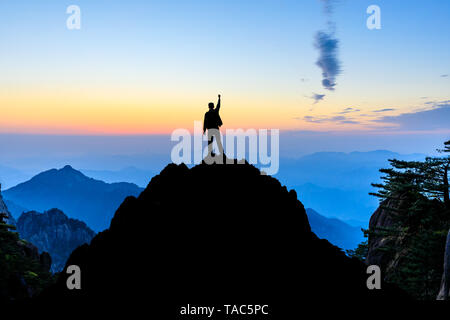 Uomo felice gesto di trionfo con le mani in aria,scena concettuale Foto Stock