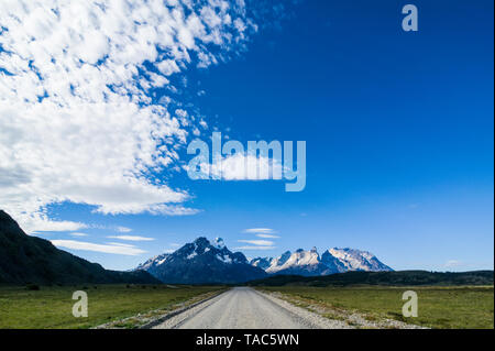 Il Cile, Patagonia, dritta strada che conduce attraverso il Parco Nazionale di Torres del Paine Foto Stock