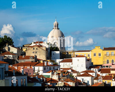 Il Portogallo, Lisbona, Alfama, vista dal Miradouro de Santa Luzia oltre il distretto, Pantheon Nazionale Foto Stock