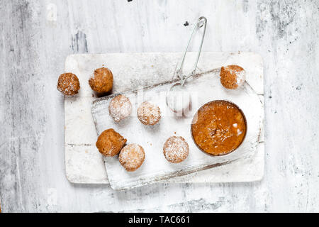 Fori di ciambella con salsa di caramello Foto Stock