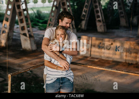Ritratto di felice coppia giovane in una vecchia stazione ferroviaria Foto Stock