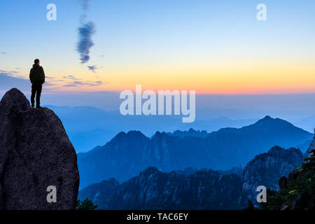 L uomo sulla cima della montagna,scena concettuale Foto Stock