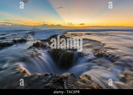 Stati Uniti d'America, Hawaii, grande isola, Kona, di Pele bene, Blowhole a aunset Foto Stock