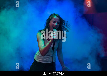 Cantante femminile nella nebbia Foto Stock