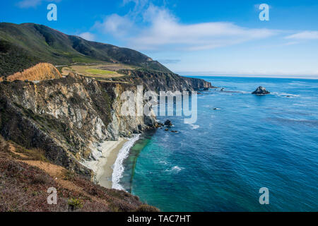 Stati Uniti, California, la costa rocciosa del Big Sur vicino Bixby Bridge Foto Stock
