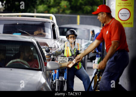 Guacara, Carabobo, Venezuela. 23 Maggio, 2019. Il 23 maggio 2019. Un driverÂ"s pagare a pdvsa workerÂ"s dopo che alimenta la benzina per un veicolo per la stazione di servizio la arboleda, nella città di Guacara, Carabobo stato. Foto: Juan Carlos Hernandezz Credito: Juan Carlos Hernandez/ZUMA filo/Alamy Live News Foto Stock