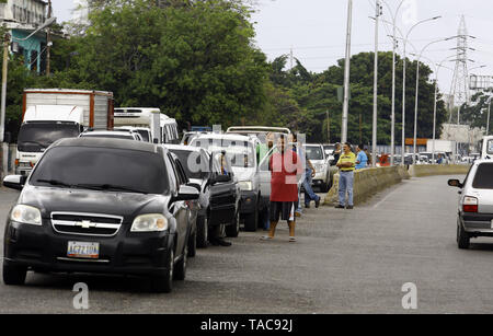 Guacara, Carabobo, Venezuela. 23 Maggio, 2019. Il 23 maggio 2019. Driver line up di approvvigionamento di benzina presso la stazione di servizio La arboleda, nella città di Guacara, Carabobo stato. Foto: Juan Carlos Hernandez Credito: Juan Carlos Hernandez/ZUMA filo/Alamy Live News Foto Stock