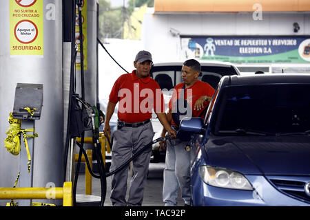 Guacara, Carabobo, Venezuela. 23 Maggio, 2019. Il 23 maggio 2019. Un pdvsa workerÂ"s alimenta la benzina per un veicolo per la stazione di servizio la arboleda, nella città di Guacara, Carabobo stato. Foto: Juan Carlos Hernandezz Credito: Juan Carlos Hernandez/ZUMA filo/Alamy Live News Foto Stock